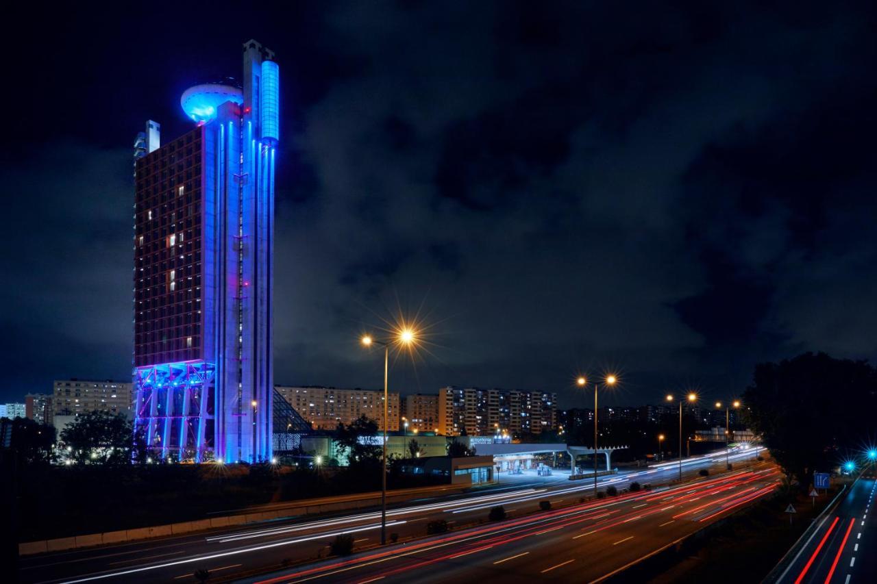 Hotel Hyatt Regency Barcelona Tower L'Hospitalet de Llobregat Esterno foto The hotel at night