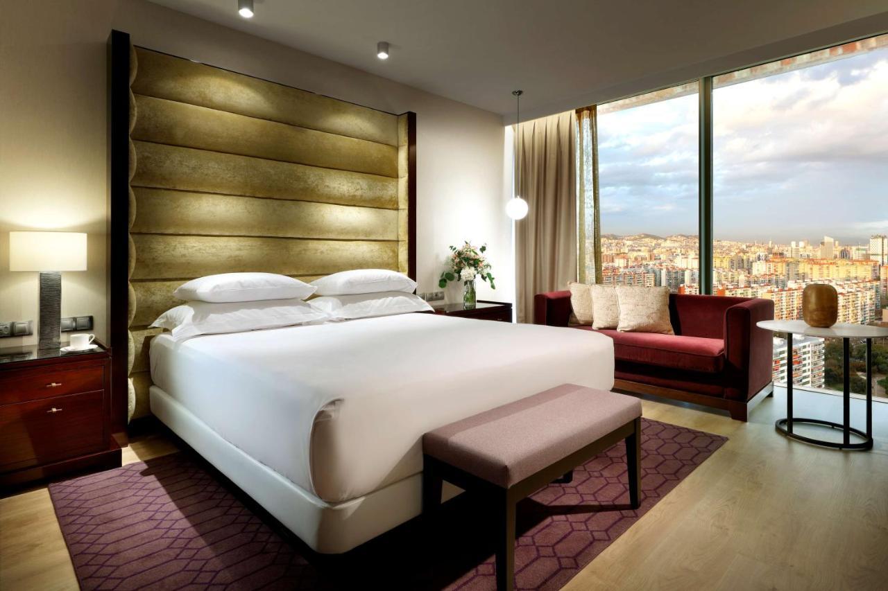 Hotel Hyatt Regency Barcelona Tower L'Hospitalet de Llobregat Esterno foto A bedroom at the Mandarin Oriental, Barcelona