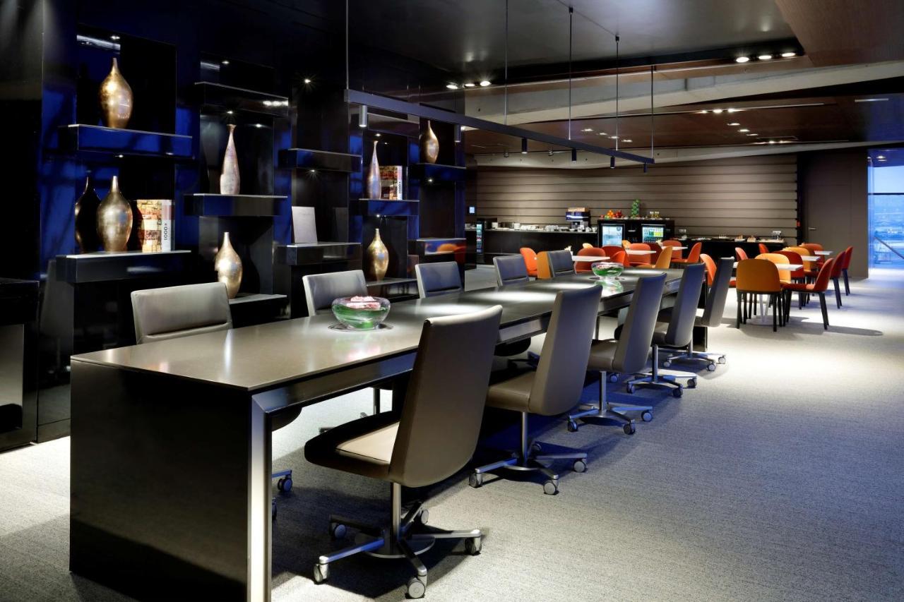 Hotel Hyatt Regency Barcelona Tower L'Hospitalet de Llobregat Esterno foto The business centre at the airport