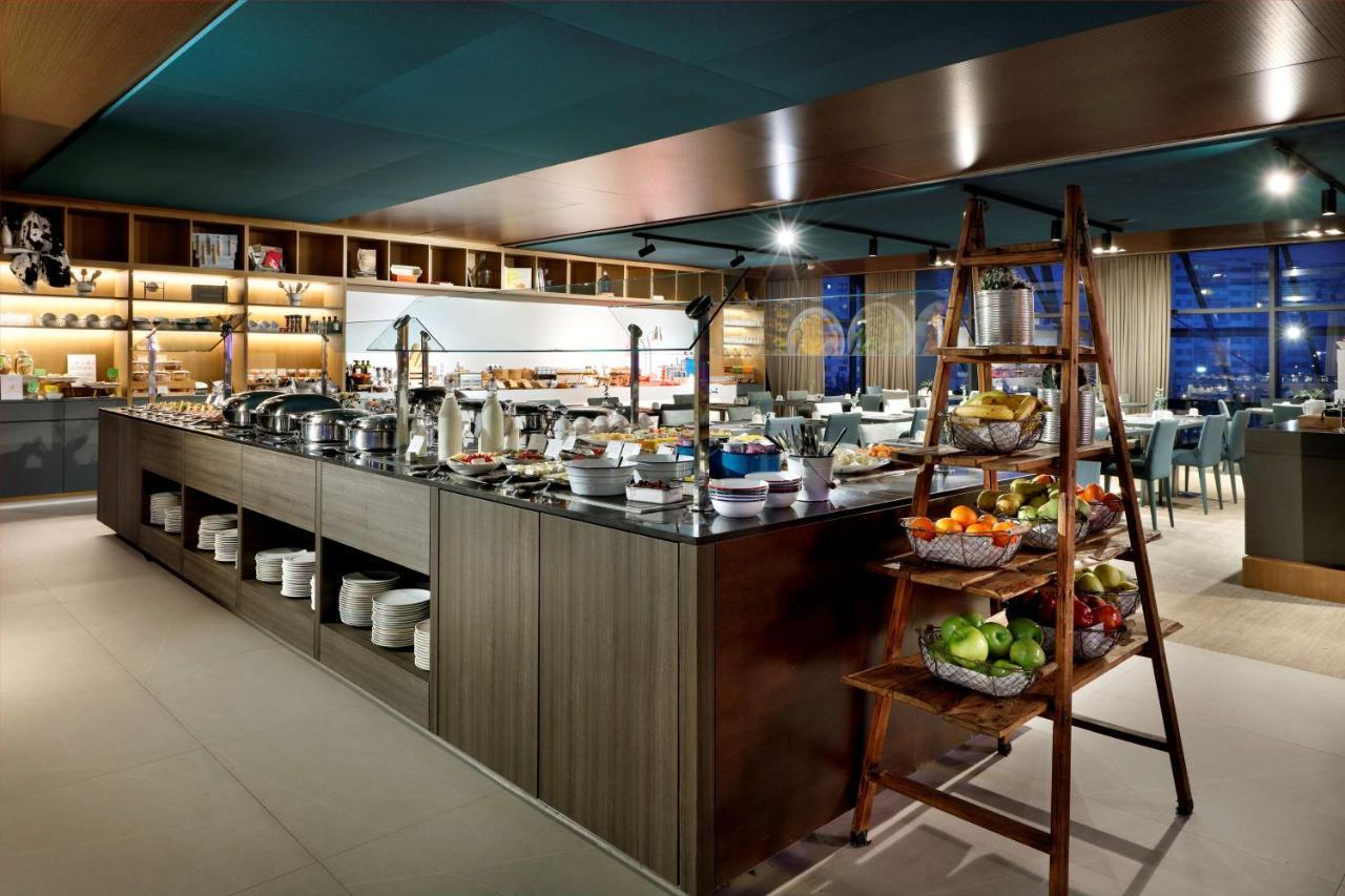 Hotel Hyatt Regency Barcelona Tower L'Hospitalet de Llobregat Esterno foto The buffet at the restaurant