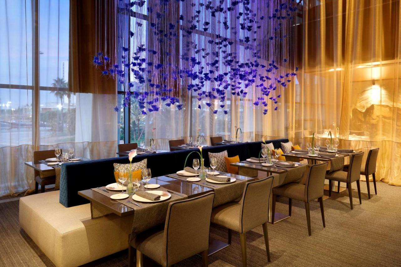 Hotel Hyatt Regency Barcelona Tower L'Hospitalet de Llobregat Esterno foto The interior of the restaurant