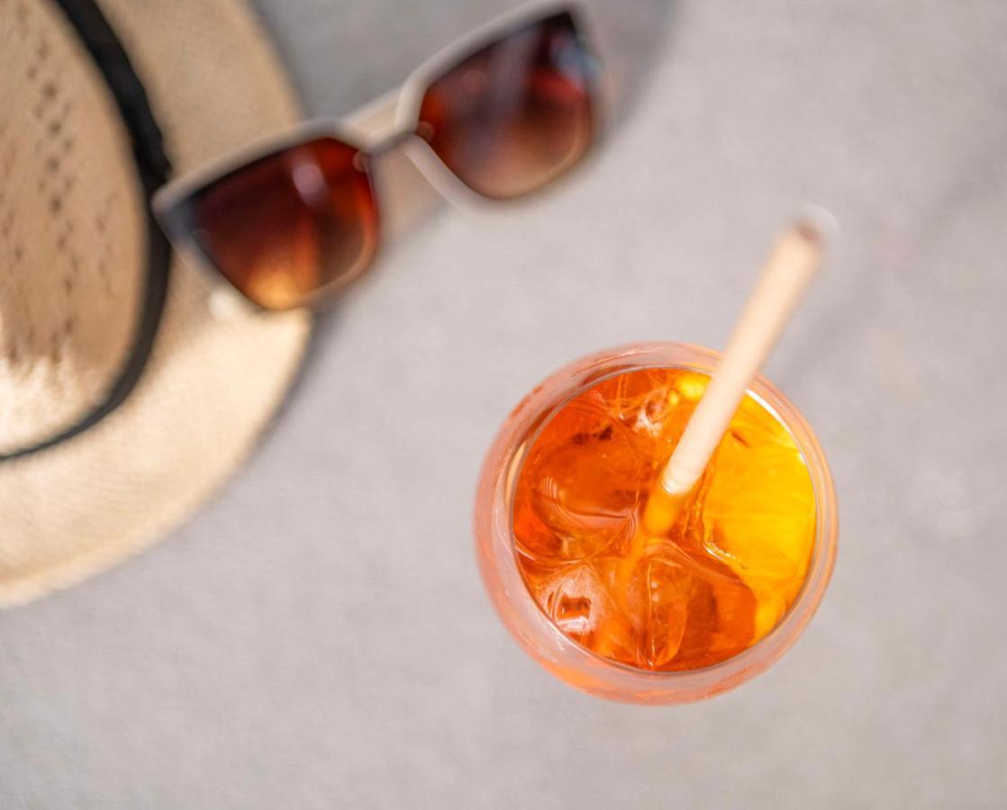 Hotel Hyatt Regency Barcelona Tower L'Hospitalet de Llobregat Esterno foto A glass of Aperol Spritz