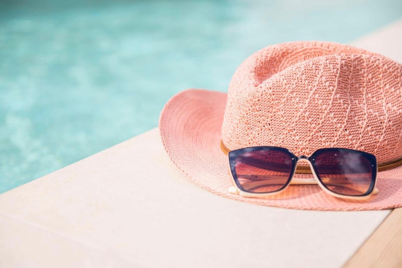 Hotel Hyatt Regency Barcelona Tower L'Hospitalet de Llobregat Esterno foto A hat and sunglasses