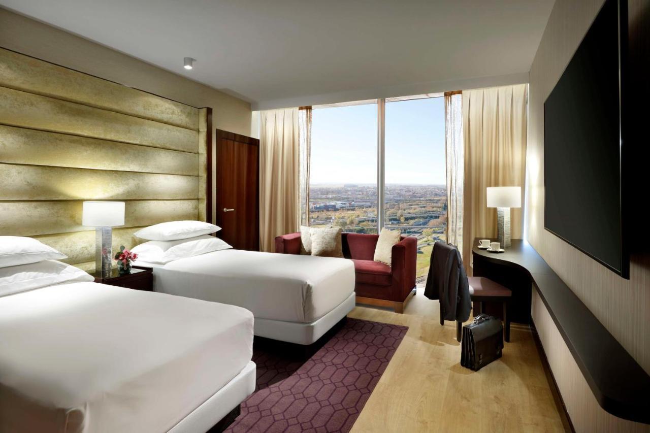 Hotel Hyatt Regency Barcelona Tower L'Hospitalet de Llobregat Esterno foto A guest room at the hotel