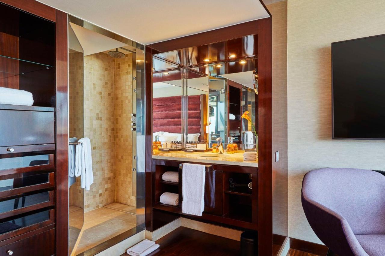 Hotel Hyatt Regency Barcelona Tower L'Hospitalet de Llobregat Esterno foto Bathroom