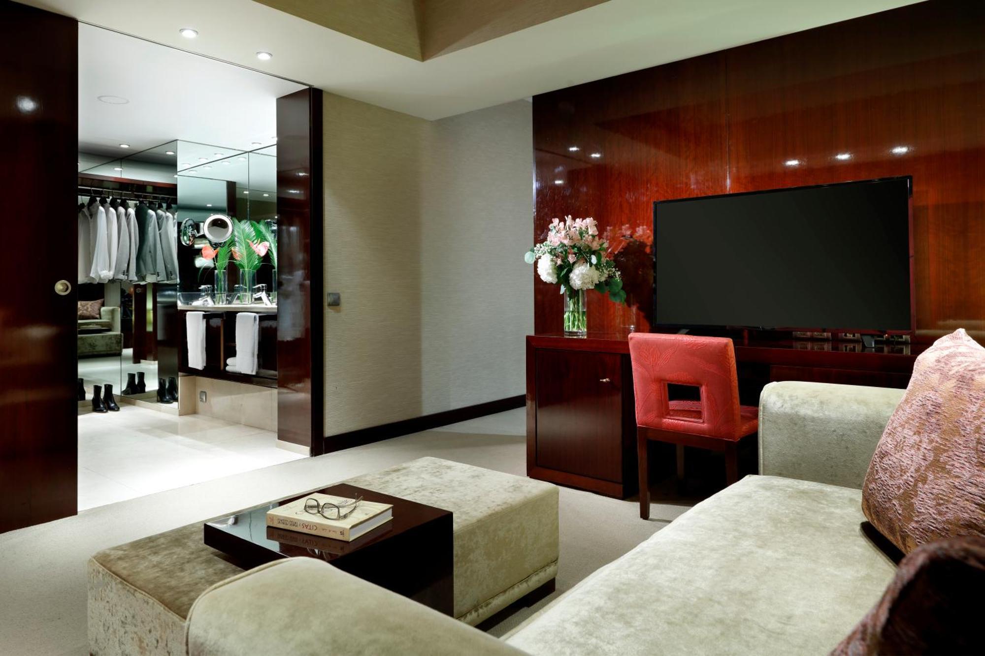 Hotel Hyatt Regency Barcelona Tower L'Hospitalet de Llobregat Esterno foto A suite at the Mandarin Oriental, Hong Kong