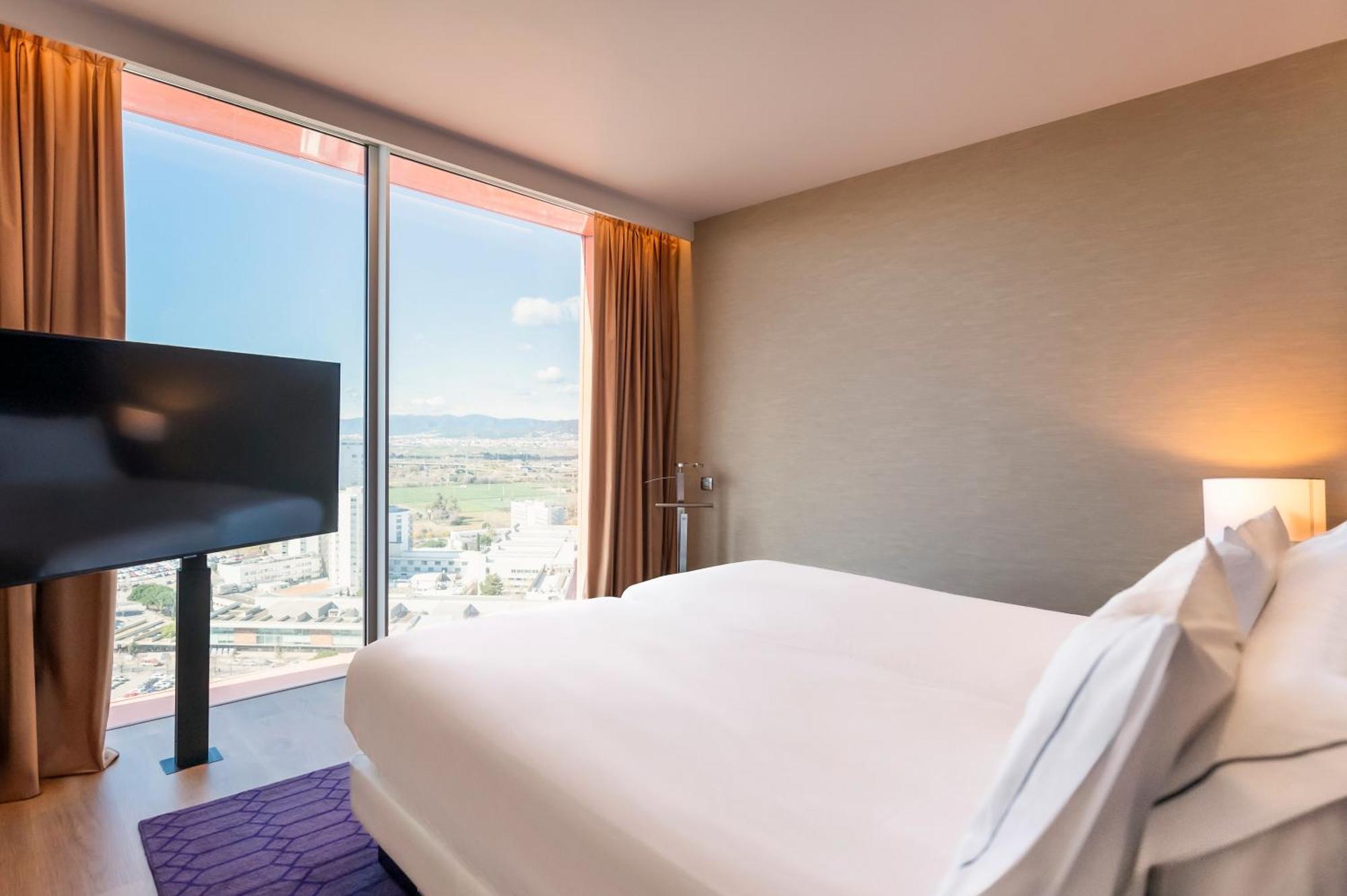 Hotel Hyatt Regency Barcelona Tower L'Hospitalet de Llobregat Esterno foto A bedroom at the hotel