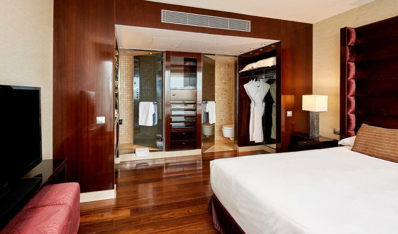 Hotel Hyatt Regency Barcelona Tower L'Hospitalet de Llobregat Esterno foto A room at the hotel